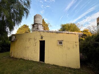 Gran terreno con vivienda y depósito sobre Blas Parera 🏡