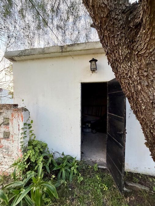 Gran terreno con vivienda y depósito sobre Blas Parera 🏡