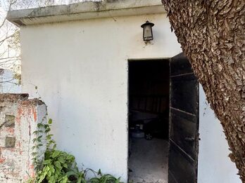 Gran terreno con vivienda y depósito sobre Blas Parera 🏡
