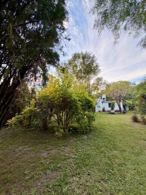 Gran terreno con vivienda y depósito sobre Blas Parera 🏡