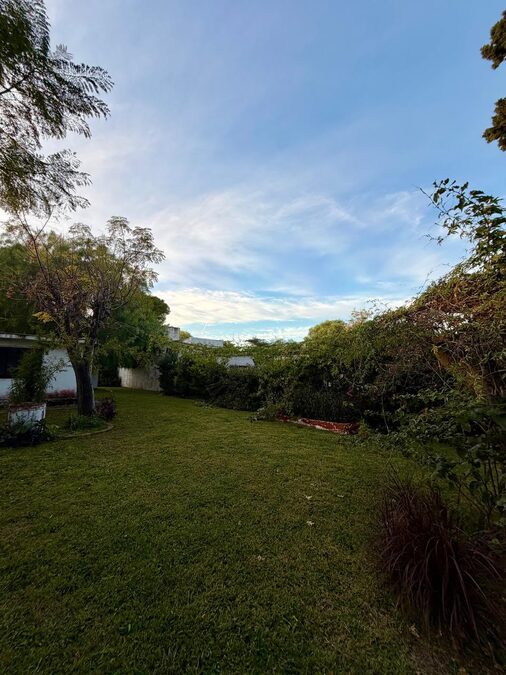 Gran terreno con vivienda y depósito sobre Blas Parera 🏡