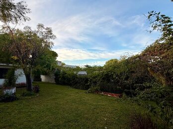 Gran terreno con vivienda y depósito sobre Blas Parera 🏡