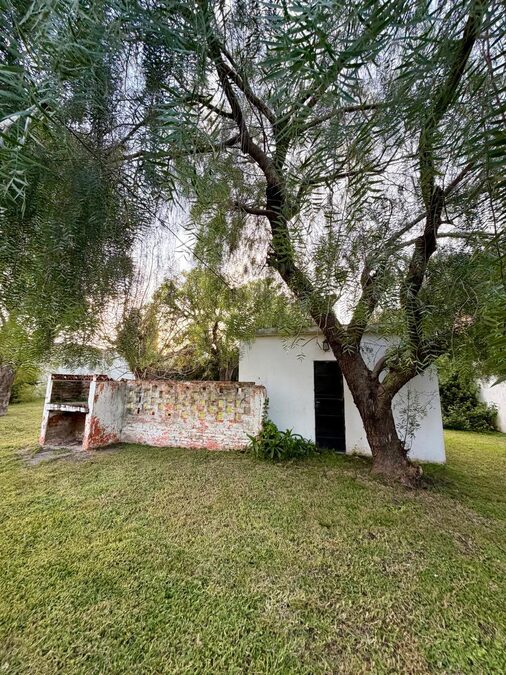 Gran terreno con vivienda y depósito sobre Blas Parera 🏡
