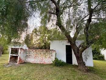 Gran terreno con vivienda y depósito sobre Blas Parera 🏡