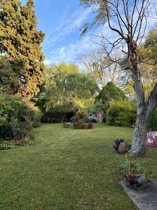 Gran terreno con vivienda y depósito sobre Blas Parera 🏡