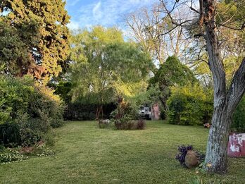 Gran terreno con vivienda y depósito sobre Blas Parera 🏡