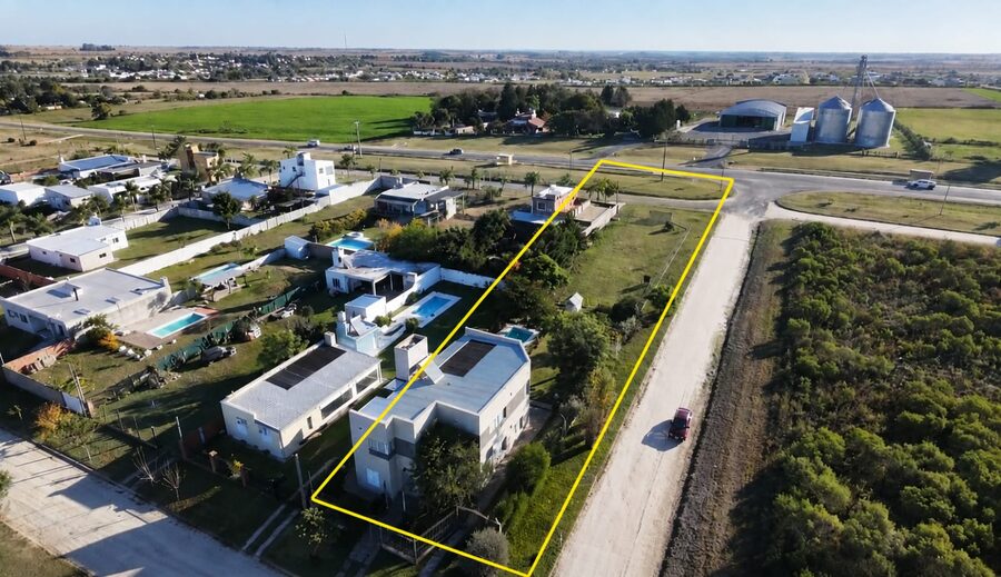 EN VENTA | IMPONENTE CASA MODERNA EN LOTEO SANTA MARÍA + LOTE DE  627MT2