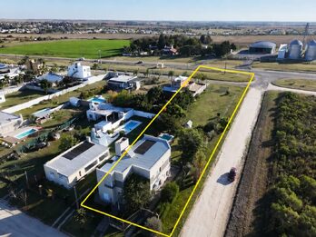 EN VENTA | IMPONENTE CASA MODERNA EN LOTEO SANTA MARÍA + LOTE DE  627MT2
