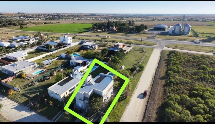 EN VENTA | IMPONENTE CASA MODERNA EN LOTEO SANTA MARÍA + LOTE DE  627MT2