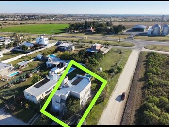 EN VENTA | IMPONENTE CASA MODERNA EN LOTEO SANTA MARÍA + LOTE DE  627MT2