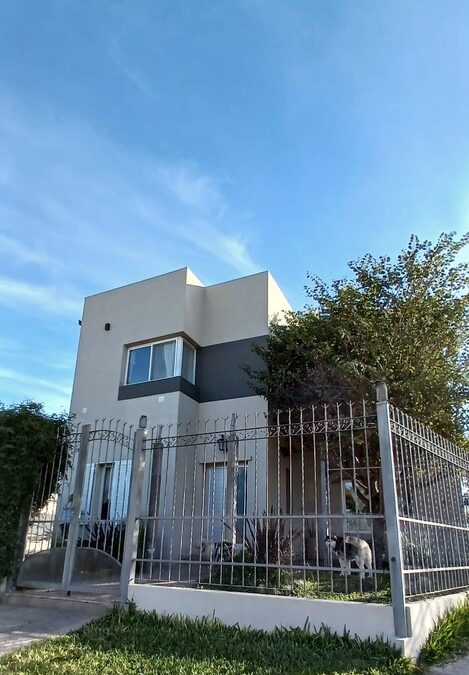 EN VENTA | IMPONENTE CASA MODERNA EN LOTEO SANTA MARÍA + LOTE DE  627MT2