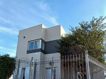 EN VENTA | IMPONENTE CASA MODERNA EN LOTEO SANTA MARÍA + LOTE DE  627MT2