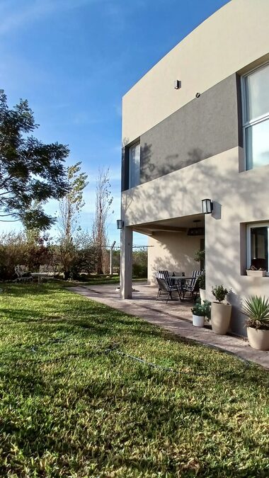 EN VENTA | IMPONENTE CASA MODERNA EN LOTEO SANTA MARÍA + LOTE DE  627MT2