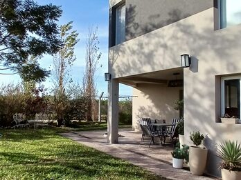EN VENTA | IMPONENTE CASA MODERNA EN LOTEO SANTA MARÍA + LOTE DE  627MT2