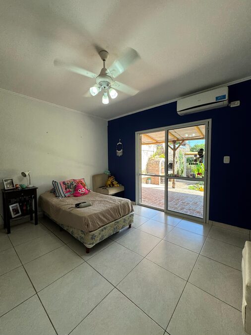 VENDO AMPLIA CASA ZONA LA TOMA.
