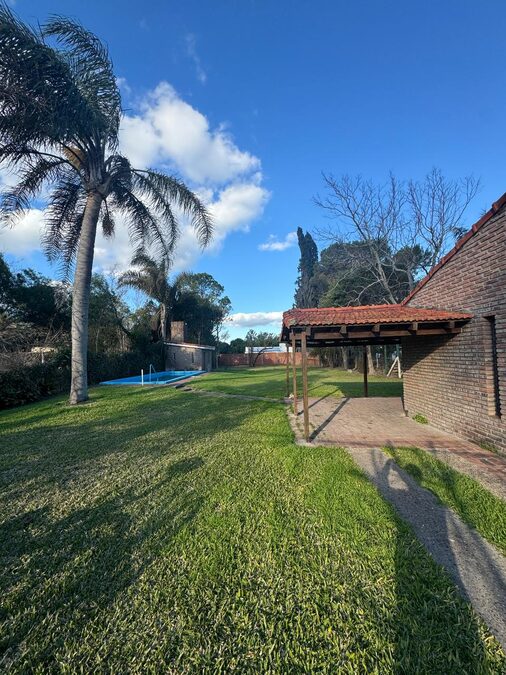VENDO CASA QUINTA 2 DORMITORIOS, AMPLIO JARDIN Y PILETA - SAUCE MONTRULL
