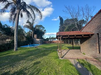 VENDO CASA QUINTA 2 DORMITORIOS, AMPLIO JARDIN Y PILETA - SAUCE MONTRULL