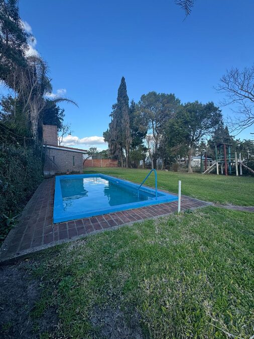 VENDO CASA QUINTA 2 DORMITORIOS, AMPLIO JARDIN Y PILETA - SAUCE MONTRULL