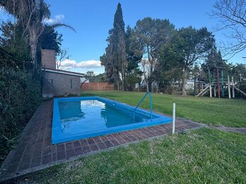 VENDO CASA QUINTA 2 DORMITORIOS, AMPLIO JARDIN Y PILETA - SAUCE MONTRULL