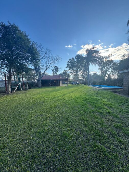 VENDO CASA QUINTA 2 DORMITORIOS, AMPLIO JARDIN Y PILETA - SAUCE MONTRULL
