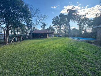 VENDO CASA QUINTA 2 DORMITORIOS, AMPLIO JARDIN Y PILETA - SAUCE MONTRULL