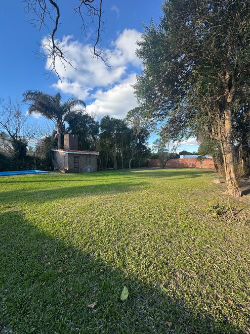 VENDO CASA QUINTA 2 DORMITORIOS, AMPLIO JARDIN Y PILETA - SAUCE MONTRULL