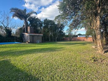 VENDO CASA QUINTA 2 DORMITORIOS, AMPLIO JARDIN Y PILETA - SAUCE MONTRULL