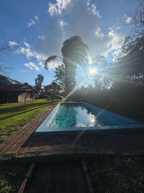 VENDO CASA QUINTA 2 DORMITORIOS, AMPLIO JARDIN Y PILETA - SAUCE MONTRULL