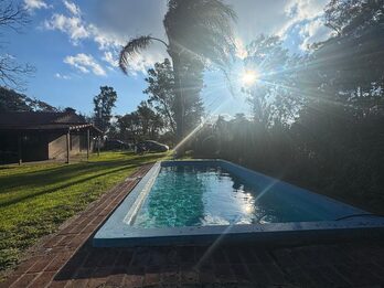 VENDO CASA QUINTA 2 DORMITORIOS, AMPLIO JARDIN Y PILETA - SAUCE MONTRULL