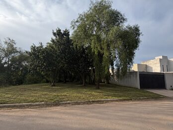 VENDO TERRENO ZONA NORTE - CALLE LOS ROBLES
