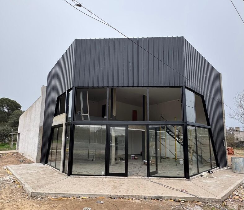 ALQUILER - GALPÓN COMERCIAL A ESTRENAR EN ESQUINA (ZANNI Y BALBÍN)