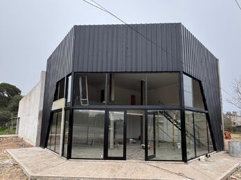 ALQUILER - GALPÓN COMERCIAL A ESTRENAR EN ESQUINA (ZANNI Y BALBÍN)