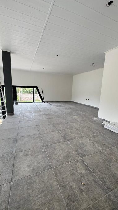 ALQUILER - GALPÓN COMERCIAL A ESTRENAR EN ESQUINA (ZANNI Y BALBÍN)