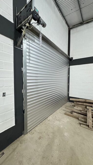 ALQUILER - GALPÓN COMERCIAL A ESTRENAR EN ESQUINA (ZANNI Y BALBÍN)