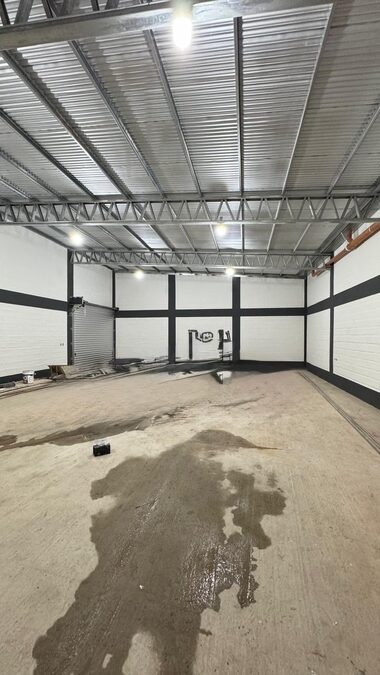 ALQUILER - GALPÓN COMERCIAL A ESTRENAR EN ESQUINA (ZANNI Y BALBÍN)