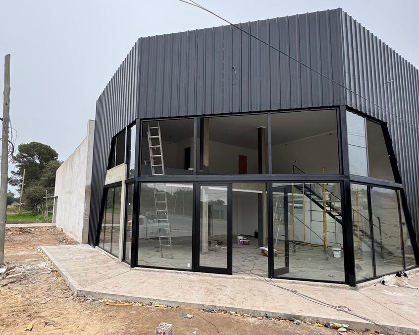ALQUILER - GALPÓN COMERCIAL A ESTRENAR EN ESQUINA (ZANNI Y BALBÍN)