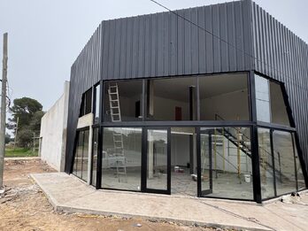 ALQUILER - GALPÓN COMERCIAL A ESTRENAR EN ESQUINA (ZANNI Y BALBÍN)