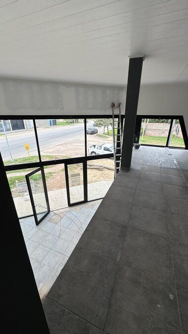 ALQUILER - GALPÓN COMERCIAL A ESTRENAR EN ESQUINA (ZANNI Y BALBÍN)