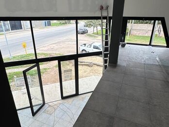 ALQUILER - GALPÓN COMERCIAL A ESTRENAR EN ESQUINA (ZANNI Y BALBÍN)