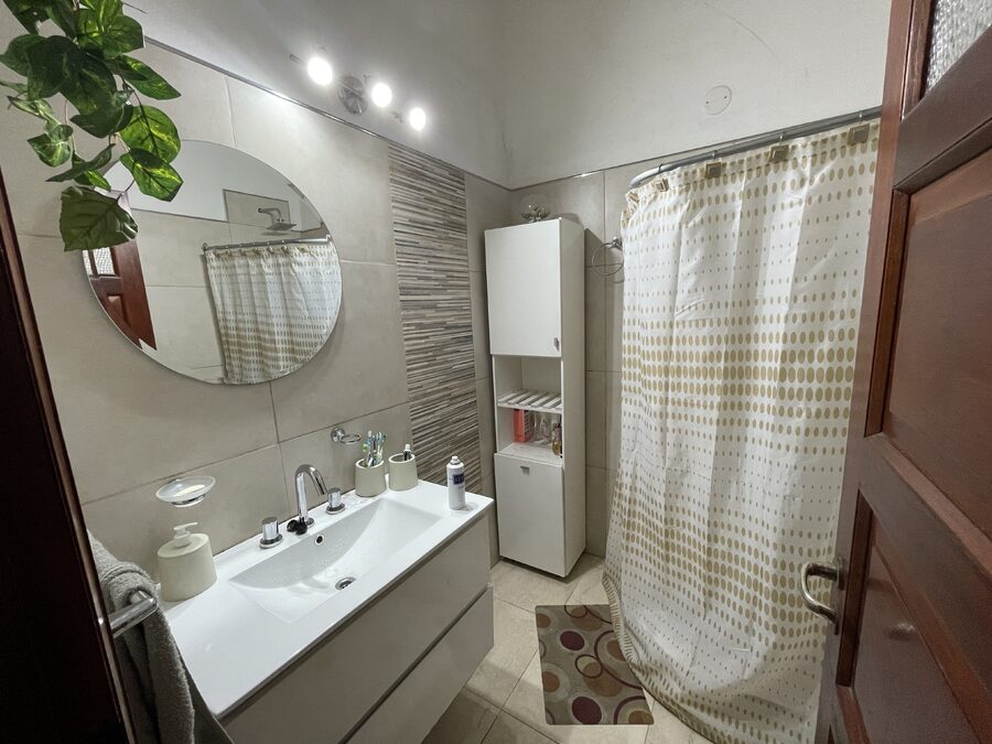 EN VENTA CASA DE 3 DORMITORIOS CON PATIO ZONA PLAZA SAENZ PEÑA