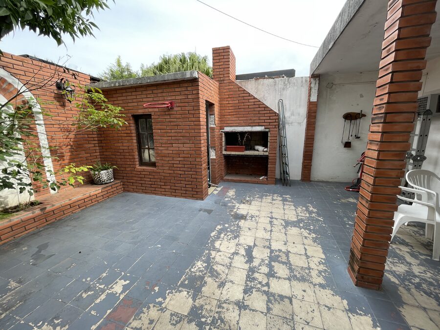 EN VENTA CASA DE 3 DORMITORIOS CON PATIO ZONA PLAZA SAENZ PEÑA