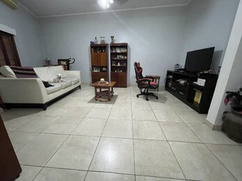EN VENTA CASA DE 3 DORMITORIOS CON PATIO ZONA PLAZA SAENZ PEÑA