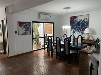 EN VENTA HERMOSA CASA DE 3 DORMITORIOS CON COCHERA, PISCINA Y QUINCHO