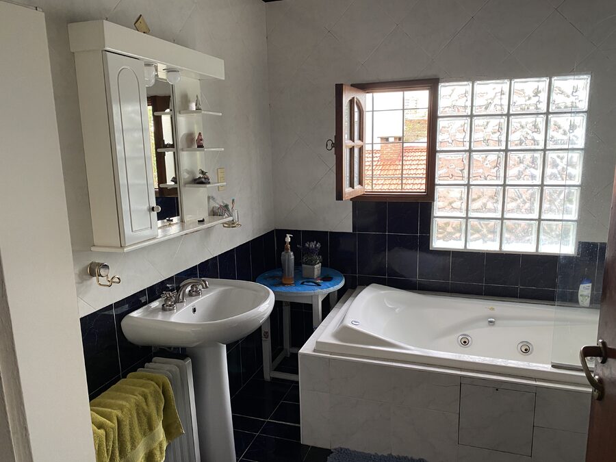 EN VENTA HERMOSA CASA DE 3 DORMITORIOS CON COCHERA, PISCINA Y QUINCHO