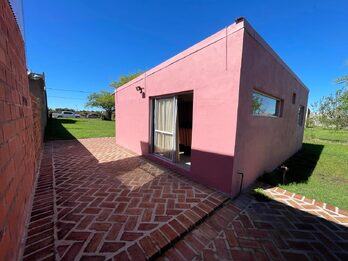 VENTA CASA CON GRAN TERRENO EN COLONIA NUEVA (Acceso a Villa Urquiza)