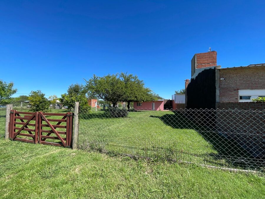 VENTA CASA CON GRAN TERRENO EN COLONIA NUEVA (Acceso a Villa Urquiza)