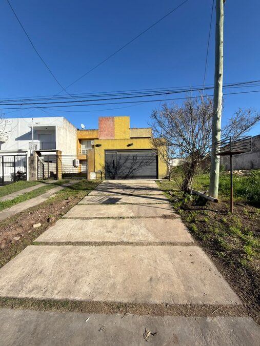 EN VENTA DUPLEX 3 DORMITORIOS CON PATIO Y COCHERA - EXCELENTE UBICACION