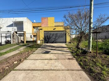 EN VENTA DUPLEX 3 DORMITORIOS CON PATIO Y COCHERA - EXCELENTE UBICACION