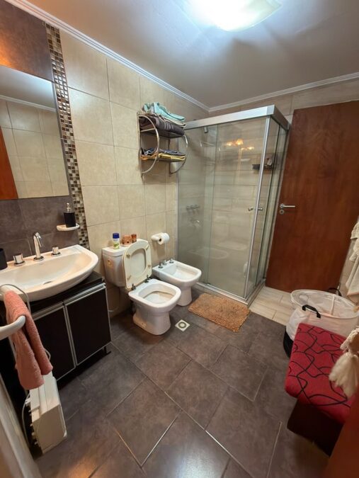 EN VENTA DUPLEX 3 DORMITORIOS CON PATIO Y COCHERA - EXCELENTE UBICACION