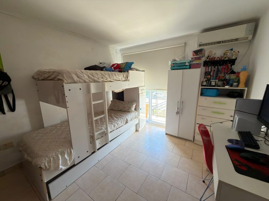 EN VENTA DUPLEX 3 DORMITORIOS CON PATIO Y COCHERA - EXCELENTE UBICACION